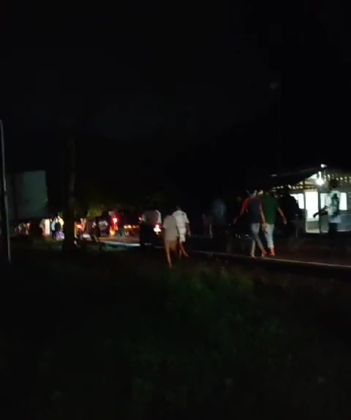 Warga Desa Toruakat yang turun kejalan