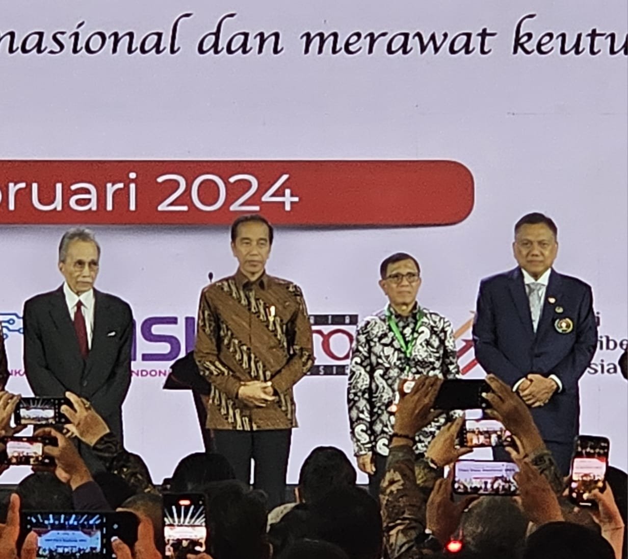 Disaksikan Presiden Jokowi, Gubernur Olly Terima Pena Emas PWI Pusat