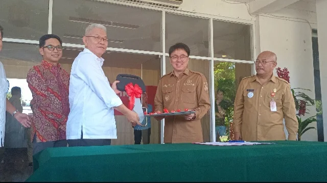 Pemkot Terima 2 Unit Truk Sampah, Ini Kata Walikota Andrei Angouw