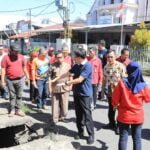 Walikota Andrei Angouw Cek Saluran Air Pemukiman Warga Maasing