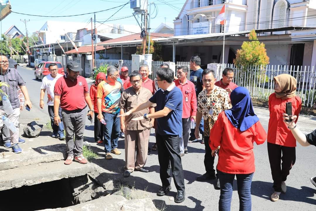 Walikota Andrei Angouw Cek Saluran Air Pemukiman Warga Maasing