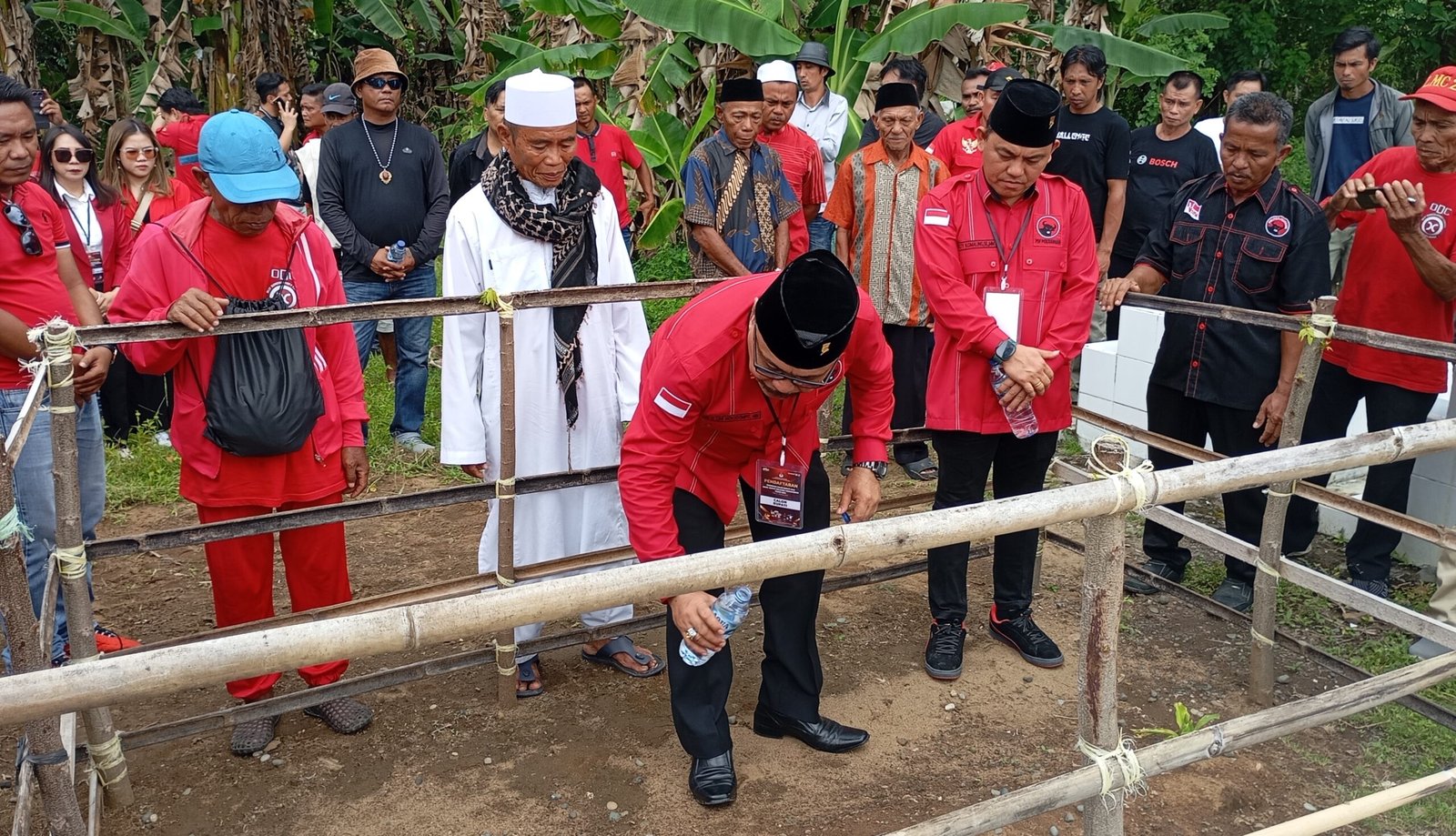 Limi Mokodompit dan Welty Komaling Ziarah ke Makam Mantan Bupati Salihi Mokodongan