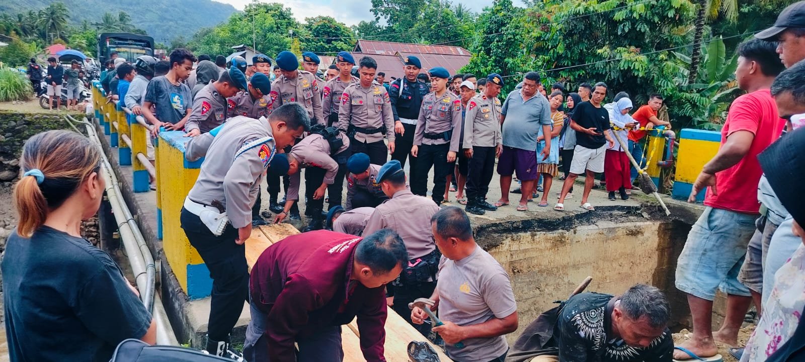 Polres Kotamobagu dan Brimob Bangun Jembatan Darurat di Desa Muntoi