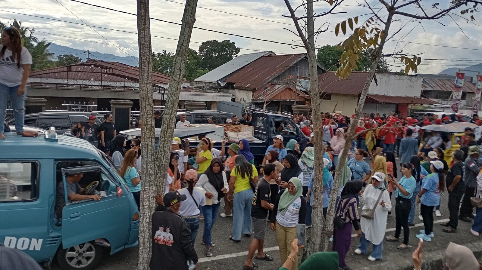 Unik dan Damai, Simpatisan Paslon Bolmong Pilih Bergoyang Bersama di Debat Publik Ketiga