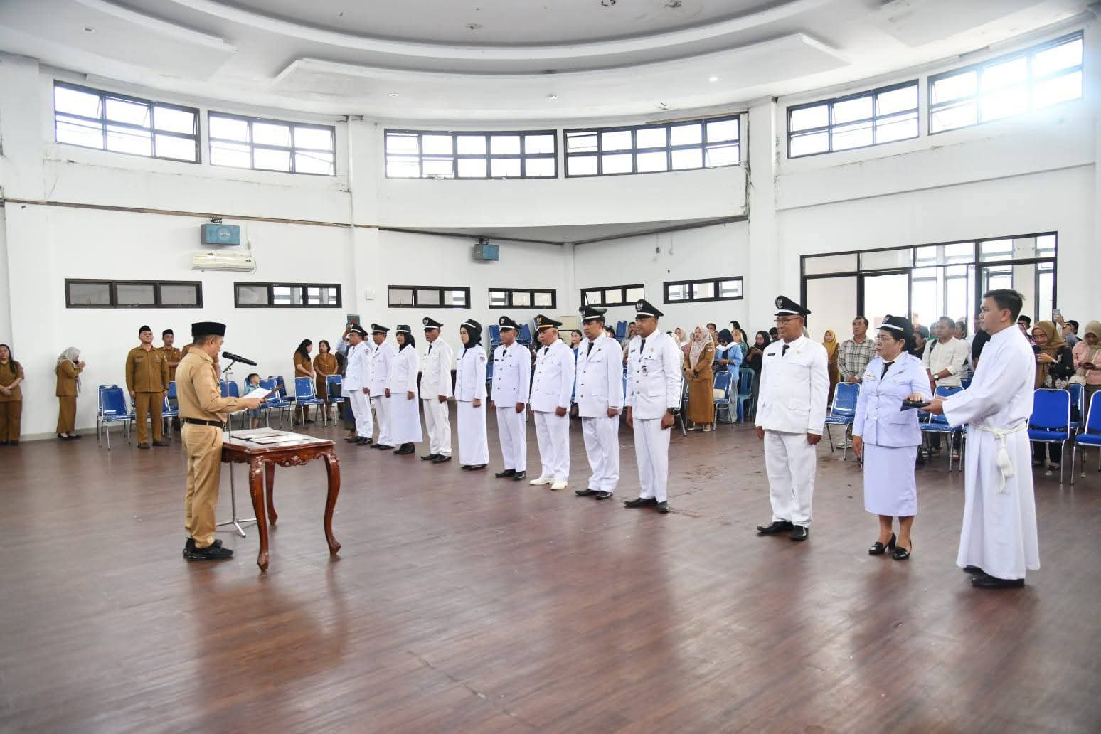 Argo Sumaiku Lantik 11 Penjabat Sangadi di Boltim