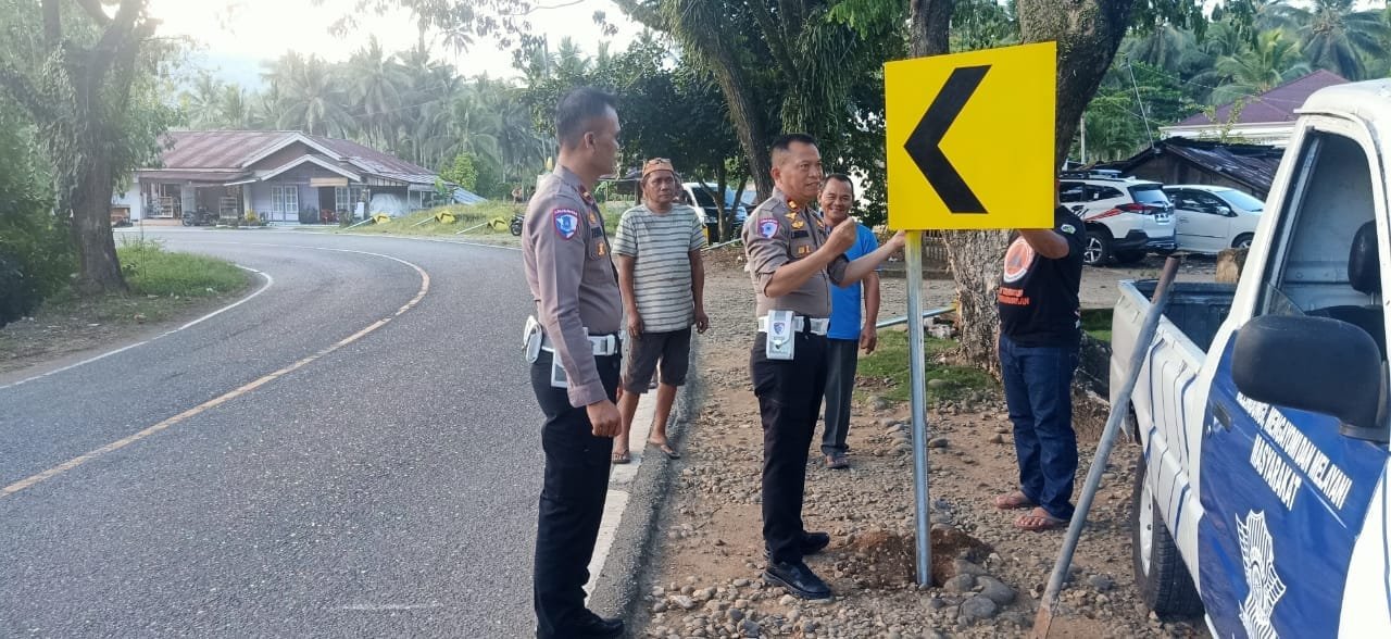 Kasat Lantas dan Anggota Turun Langsung Lakukan pemasangan Rambu- Rambu Lalulintas