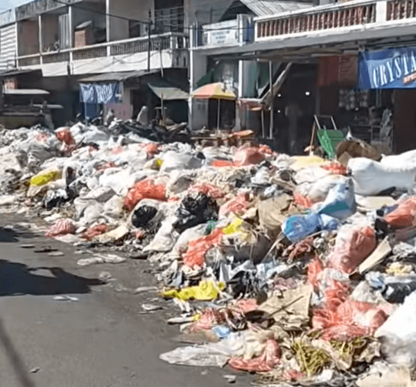 Sampah Yang Menggunung di Pasar 23 Maret Mulai di Bersihkan DLH Kotamobagu