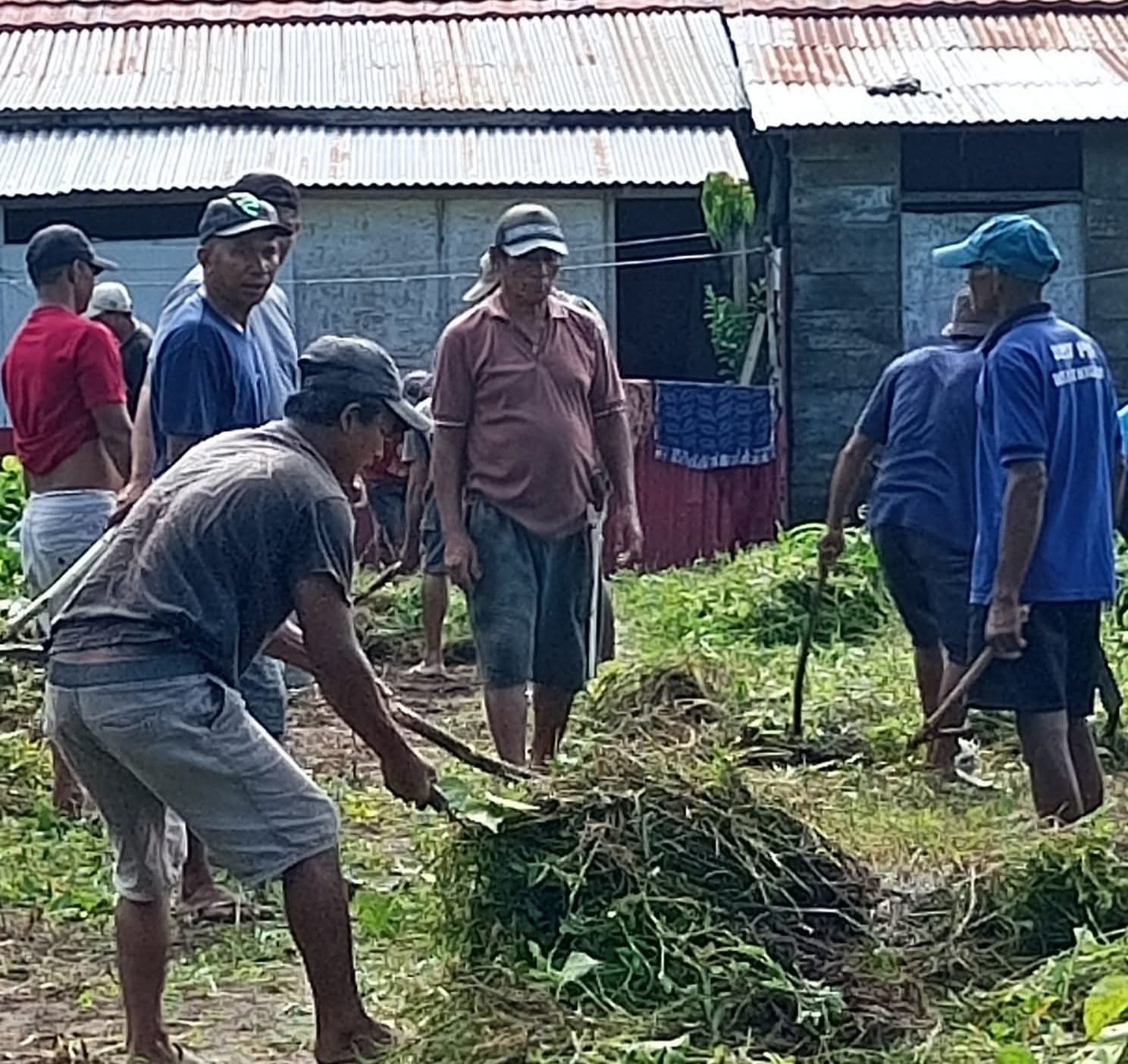 Warga Dusun Tiga dan Aparat Desa Motongkad Kompak Gelar Kerja Bakti Jumat Bersih