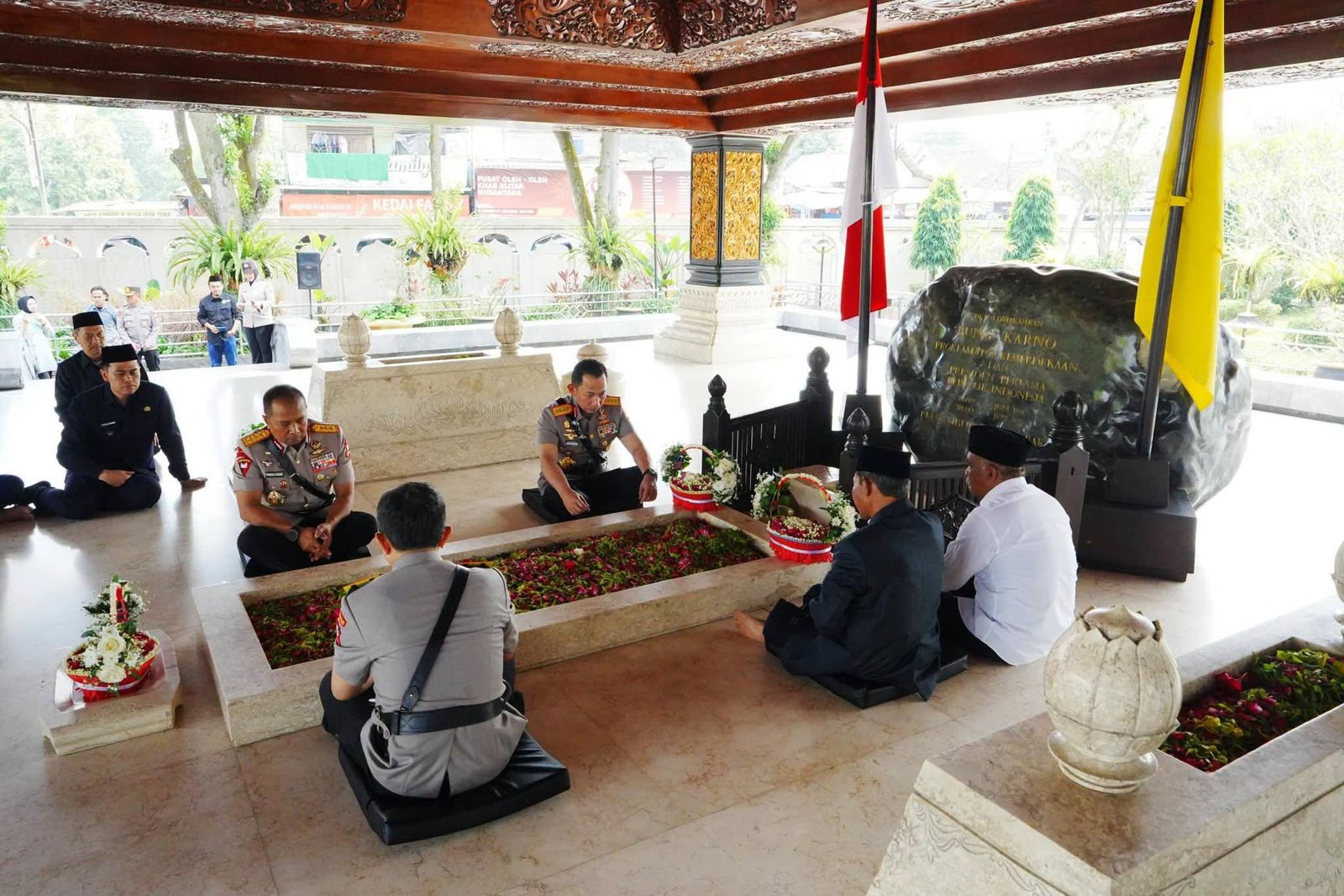 Menjelang Hari Bayangkara Ke-80 Kapolri Ziarah ke Makam Para Mantan Presiden RI