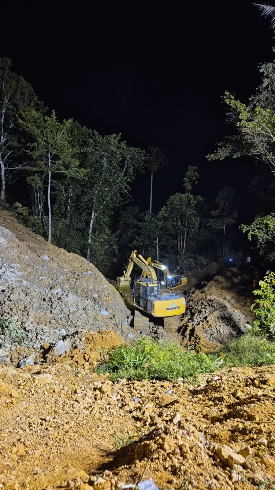 Hingga Malam Ini Evakuasi Dua Warga Tertimbun Longsoran Masih Terus Berlangsung