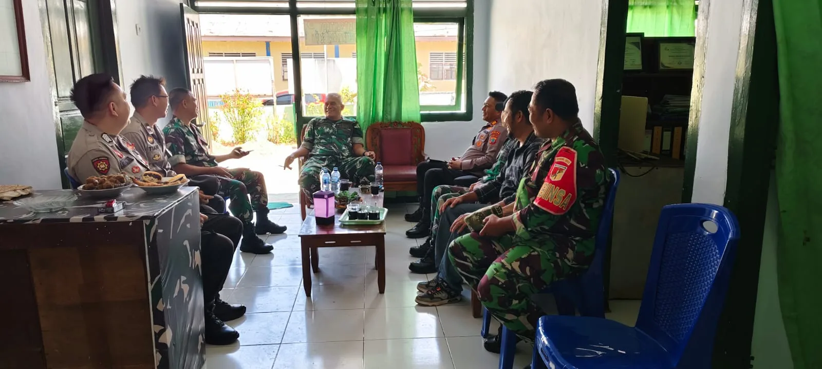 Silaturahmi Kapolsek Dan Personil Perkuat Sinergi Serta Tegaskan Kekompakan Bersama Koramil 1303-05 Kotabunan